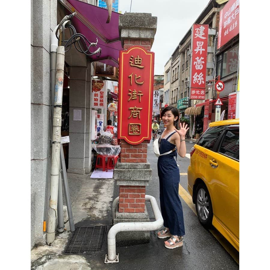 芦田美歩さんのインスタグラム写真 - (芦田美歩Instagram)「.﻿ .﻿ .﻿ 台湾旅行✈️ ~観光編~﻿ ﻿ ①来好(ライハオ) @東門駅﻿ 台湾雑貨やオーガニック用品達がいっぱい並ぶお洒落空間✨お土産買うのにオススメ！﻿ ﻿ ②中正記念堂﻿ 想像をはるかに超えてきた大きさと立派さ！﻿ 階段登って中に入ると、儀式みたいなのが見れました🔅for free👍🏻﻿ ﻿ ③ティーホアチエ﻿ 昔の商業の中心地だった場所でバロック風の歴史的建造物が今も残る台湾を感じられる所！﻿ 布の問屋さんや漢方のお店が沢山あるよ〜✂︎﻿ ﻿ ④生元薬行(スンチェンヤオハン)﻿ 漢方のお店では名前からして効果ありそうな消脂茶っていうのを購入！笑﻿ ﻿ ⑤高建桶店(カオチャントンティエン)﻿ 観光客から人気の籠バックが沢山売ってるお店だよ〜💓﻿ ﻿ ⑥taipei101﻿ 台北のシンボル的建物！地上101階建てで「竹」をイメージされたデザイン🏙ここの一階にある小籠包が美味しい「鼎泰豐」が1番混む店舗らしい！﻿ ﻿ ⑦士林夜市﻿ 有名な夜市の一つ！﻿ 私が台湾で行った夜市の中で食べ物もショッピングも遊びも1番充実してた🍴💗👗﻿ ﻿ ⑧⑨士林夜市の地下に広がるフードコートみたいな所﻿ 台湾ではどこからともなく臭豆腐の香りが漂ってきて最初はうわ〜ってちょっと辛かったけど、臭豆腐の作り方とか栄養素を理解すると日本でいう納豆的な存在か〜って納得できた😂今回は食べれなかったけど…理解できる匂いで旅の中盤からは臭豆腐を嗅ぎながらタピオカも飲めるほどになりました（笑）次は食べてみるぞ〜！！！﻿ ﻿ ⑩台湾といえば足ツボマッサージ！﻿ 1500円と低価格で60分みっちりやっていただけるのが有り難い👣﻿ 痛すぎてもがいてるとお店の人に笑われた…でも本当に痛すぎて😭連日のタピオカの飲み過ぎで胃が悲鳴をあげてたんかな😭😭﻿ ﻿ ﻿ ﻿ 台湾に留学中の友達のお陰で定番からローカルな場所まで色々回れて本当に感謝…♡ 谢谢♡﻿ .﻿ .﻿ .﻿ #台湾 #台湾旅行 #台北 #来好 #ライハオ #台湾雑貨 #中正記念堂 #ティーホアチエ #生元薬行 #消脂茶 #効きそう #高建桶店 #籠バック #Taipei101 #士林夜市 #臭豆腐 #意外といけた #発酵の匂い #台湾マッサージ #足ツボ #激痛 #コスパ良し #台湾大好きになった #でもまだタピオカはいらない（笑）」5月27日 12時56分 - a.mifu_cial