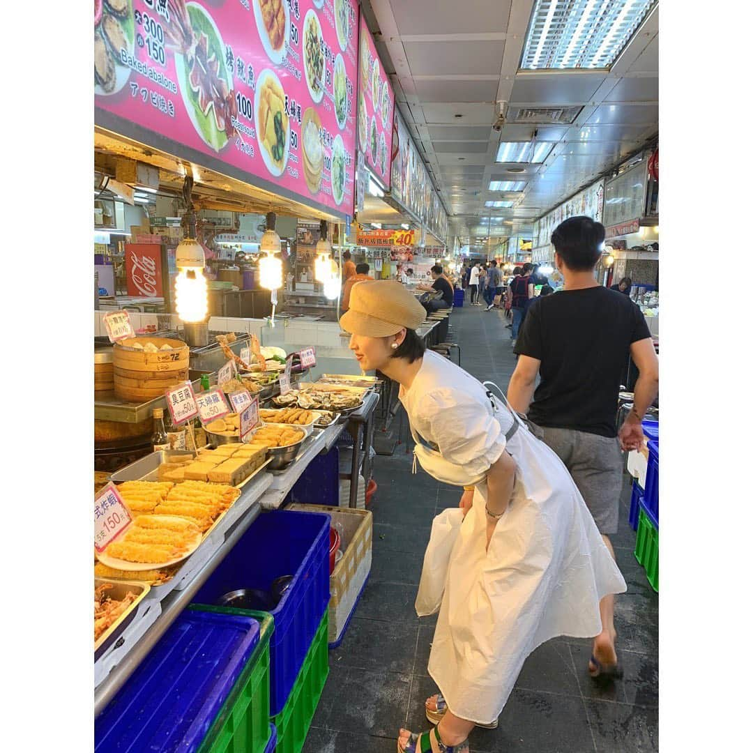 芦田美歩さんのインスタグラム写真 - (芦田美歩Instagram)「.﻿ .﻿ .﻿ 台湾旅行✈️ ~観光編~﻿ ﻿ ①来好(ライハオ) @東門駅﻿ 台湾雑貨やオーガニック用品達がいっぱい並ぶお洒落空間✨お土産買うのにオススメ！﻿ ﻿ ②中正記念堂﻿ 想像をはるかに超えてきた大きさと立派さ！﻿ 階段登って中に入ると、儀式みたいなのが見れました🔅for free👍🏻﻿ ﻿ ③ティーホアチエ﻿ 昔の商業の中心地だった場所でバロック風の歴史的建造物が今も残る台湾を感じられる所！﻿ 布の問屋さんや漢方のお店が沢山あるよ〜✂︎﻿ ﻿ ④生元薬行(スンチェンヤオハン)﻿ 漢方のお店では名前からして効果ありそうな消脂茶っていうのを購入！笑﻿ ﻿ ⑤高建桶店(カオチャントンティエン)﻿ 観光客から人気の籠バックが沢山売ってるお店だよ〜💓﻿ ﻿ ⑥taipei101﻿ 台北のシンボル的建物！地上101階建てで「竹」をイメージされたデザイン🏙ここの一階にある小籠包が美味しい「鼎泰豐」が1番混む店舗らしい！﻿ ﻿ ⑦士林夜市﻿ 有名な夜市の一つ！﻿ 私が台湾で行った夜市の中で食べ物もショッピングも遊びも1番充実してた🍴💗👗﻿ ﻿ ⑧⑨士林夜市の地下に広がるフードコートみたいな所﻿ 台湾ではどこからともなく臭豆腐の香りが漂ってきて最初はうわ〜ってちょっと辛かったけど、臭豆腐の作り方とか栄養素を理解すると日本でいう納豆的な存在か〜って納得できた😂今回は食べれなかったけど…理解できる匂いで旅の中盤からは臭豆腐を嗅ぎながらタピオカも飲めるほどになりました（笑）次は食べてみるぞ〜！！！﻿ ﻿ ⑩台湾といえば足ツボマッサージ！﻿ 1500円と低価格で60分みっちりやっていただけるのが有り難い👣﻿ 痛すぎてもがいてるとお店の人に笑われた…でも本当に痛すぎて😭連日のタピオカの飲み過ぎで胃が悲鳴をあげてたんかな😭😭﻿ ﻿ ﻿ ﻿ 台湾に留学中の友達のお陰で定番からローカルな場所まで色々回れて本当に感謝…♡ 谢谢♡﻿ .﻿ .﻿ .﻿ #台湾 #台湾旅行 #台北 #来好 #ライハオ #台湾雑貨 #中正記念堂 #ティーホアチエ #生元薬行 #消脂茶 #効きそう #高建桶店 #籠バック #Taipei101 #士林夜市 #臭豆腐 #意外といけた #発酵の匂い #台湾マッサージ #足ツボ #激痛 #コスパ良し #台湾大好きになった #でもまだタピオカはいらない（笑）」5月27日 12時56分 - a.mifu_cial