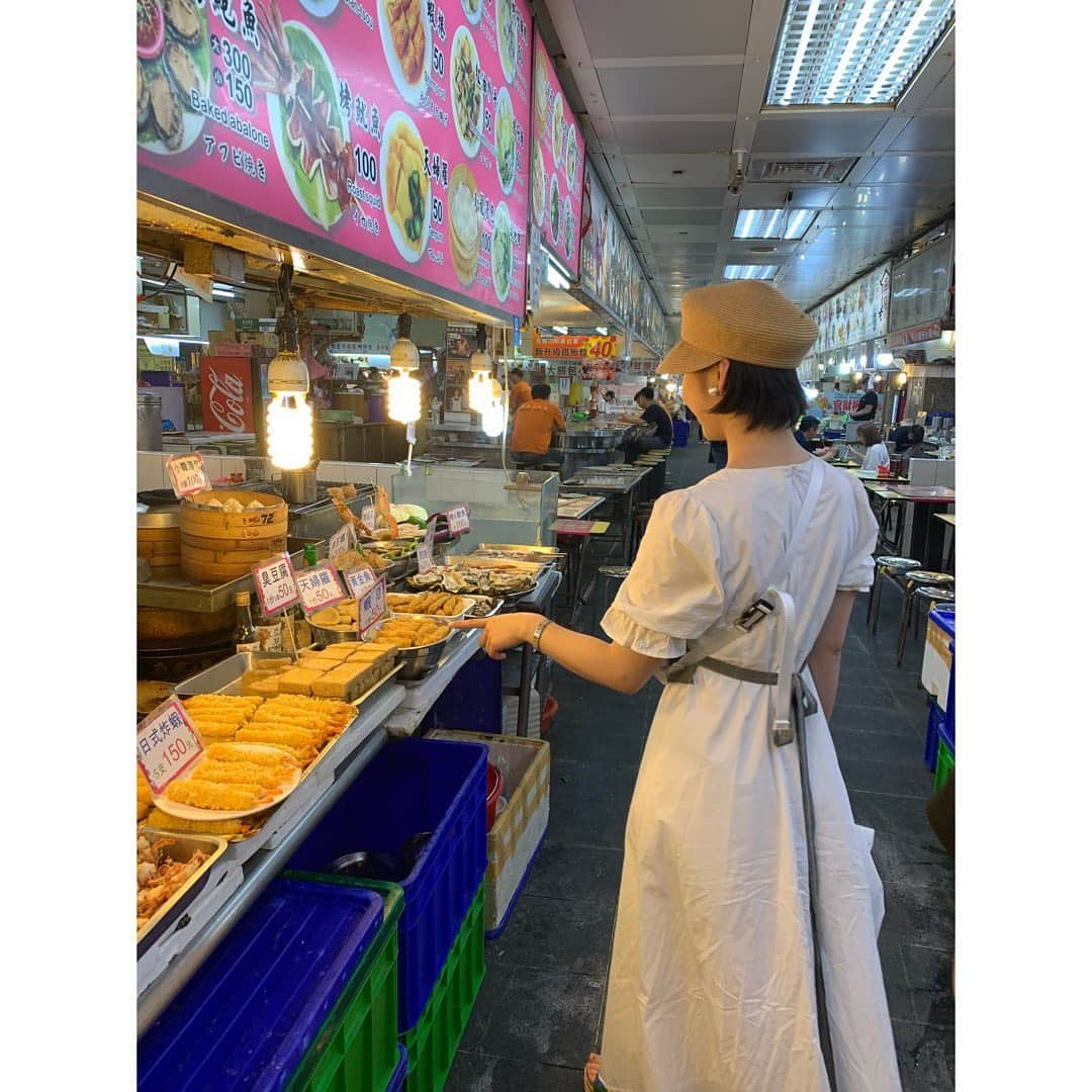 芦田美歩さんのインスタグラム写真 - (芦田美歩Instagram)「.﻿ .﻿ .﻿ 台湾旅行✈️ ~観光編~﻿ ﻿ ①来好(ライハオ) @東門駅﻿ 台湾雑貨やオーガニック用品達がいっぱい並ぶお洒落空間✨お土産買うのにオススメ！﻿ ﻿ ②中正記念堂﻿ 想像をはるかに超えてきた大きさと立派さ！﻿ 階段登って中に入ると、儀式みたいなのが見れました🔅for free👍🏻﻿ ﻿ ③ティーホアチエ﻿ 昔の商業の中心地だった場所でバロック風の歴史的建造物が今も残る台湾を感じられる所！﻿ 布の問屋さんや漢方のお店が沢山あるよ〜✂︎﻿ ﻿ ④生元薬行(スンチェンヤオハン)﻿ 漢方のお店では名前からして効果ありそうな消脂茶っていうのを購入！笑﻿ ﻿ ⑤高建桶店(カオチャントンティエン)﻿ 観光客から人気の籠バックが沢山売ってるお店だよ〜💓﻿ ﻿ ⑥taipei101﻿ 台北のシンボル的建物！地上101階建てで「竹」をイメージされたデザイン🏙ここの一階にある小籠包が美味しい「鼎泰豐」が1番混む店舗らしい！﻿ ﻿ ⑦士林夜市﻿ 有名な夜市の一つ！﻿ 私が台湾で行った夜市の中で食べ物もショッピングも遊びも1番充実してた🍴💗👗﻿ ﻿ ⑧⑨士林夜市の地下に広がるフードコートみたいな所﻿ 台湾ではどこからともなく臭豆腐の香りが漂ってきて最初はうわ〜ってちょっと辛かったけど、臭豆腐の作り方とか栄養素を理解すると日本でいう納豆的な存在か〜って納得できた😂今回は食べれなかったけど…理解できる匂いで旅の中盤からは臭豆腐を嗅ぎながらタピオカも飲めるほどになりました（笑）次は食べてみるぞ〜！！！﻿ ﻿ ⑩台湾といえば足ツボマッサージ！﻿ 1500円と低価格で60分みっちりやっていただけるのが有り難い👣﻿ 痛すぎてもがいてるとお店の人に笑われた…でも本当に痛すぎて😭連日のタピオカの飲み過ぎで胃が悲鳴をあげてたんかな😭😭﻿ ﻿ ﻿ ﻿ 台湾に留学中の友達のお陰で定番からローカルな場所まで色々回れて本当に感謝…♡ 谢谢♡﻿ .﻿ .﻿ .﻿ #台湾 #台湾旅行 #台北 #来好 #ライハオ #台湾雑貨 #中正記念堂 #ティーホアチエ #生元薬行 #消脂茶 #効きそう #高建桶店 #籠バック #Taipei101 #士林夜市 #臭豆腐 #意外といけた #発酵の匂い #台湾マッサージ #足ツボ #激痛 #コスパ良し #台湾大好きになった #でもまだタピオカはいらない（笑）」5月27日 12時56分 - a.mifu_cial