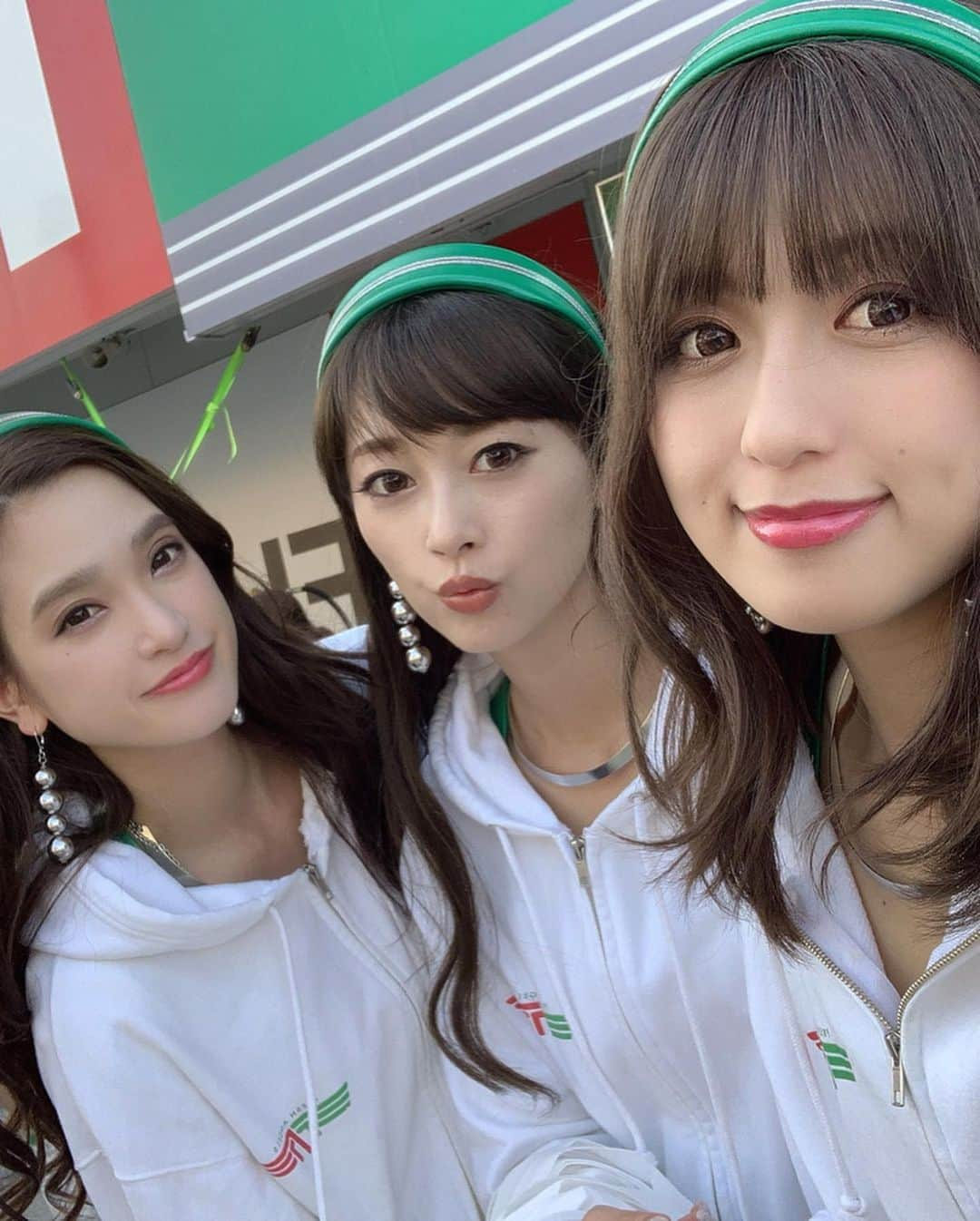 横田りかさんのインスタグラム写真 - (横田りかInstagram)「Supergt第3戦in鈴鹿🏁 2日間ありがとうございました！ とっても暑かったので みなさんおうちに帰ってからも体調管理はしっかりしてくださいね💊  そしてD’stationRacingAMRは 残念ながらマシントラブル等の為リタイアとなってしまいました😭 が、気を取り直して次戦に期待です🙋🏻‍♀️✨ そして私達フレエンは今回ステージカーを出すことが出来ながたのでドリエンさんのステージをお借りしてコラボライブをさせていただきました♡ めちゃくちゃ楽しかったし何より久しぶりに故郷のステージに上がると安心しますね！実家に帰った感じ！(私ずっと実家暮らしだから分からないけど) でもでも久しぶりで幸せでした☺️💕 差し入れもみんないつもありがとね！ 大切に使ったり食べたりしてるよ🧸🎀 次戦のタイ戦は私は行かないけど東京から応援電波発信するから大丈夫⚡️⚡️⚡️ あっという間に終わった2日間でした！ 次までには何か私の物が配れたらいいな！ 頑張って準備しておきます🙋🏻‍♀️✨ #followme #Instagram #racequeen #rq #cute #favorite #enjoy #spring #love #dstation #freshangels #coffee #girl #makeup #pachinko #seethroughbangs #idol #like #rika #circuit #supreme #thankyou #race #white #happy #costume #beauty #shooting #green #imagegirl」5月27日 13時00分 - rika_yokota