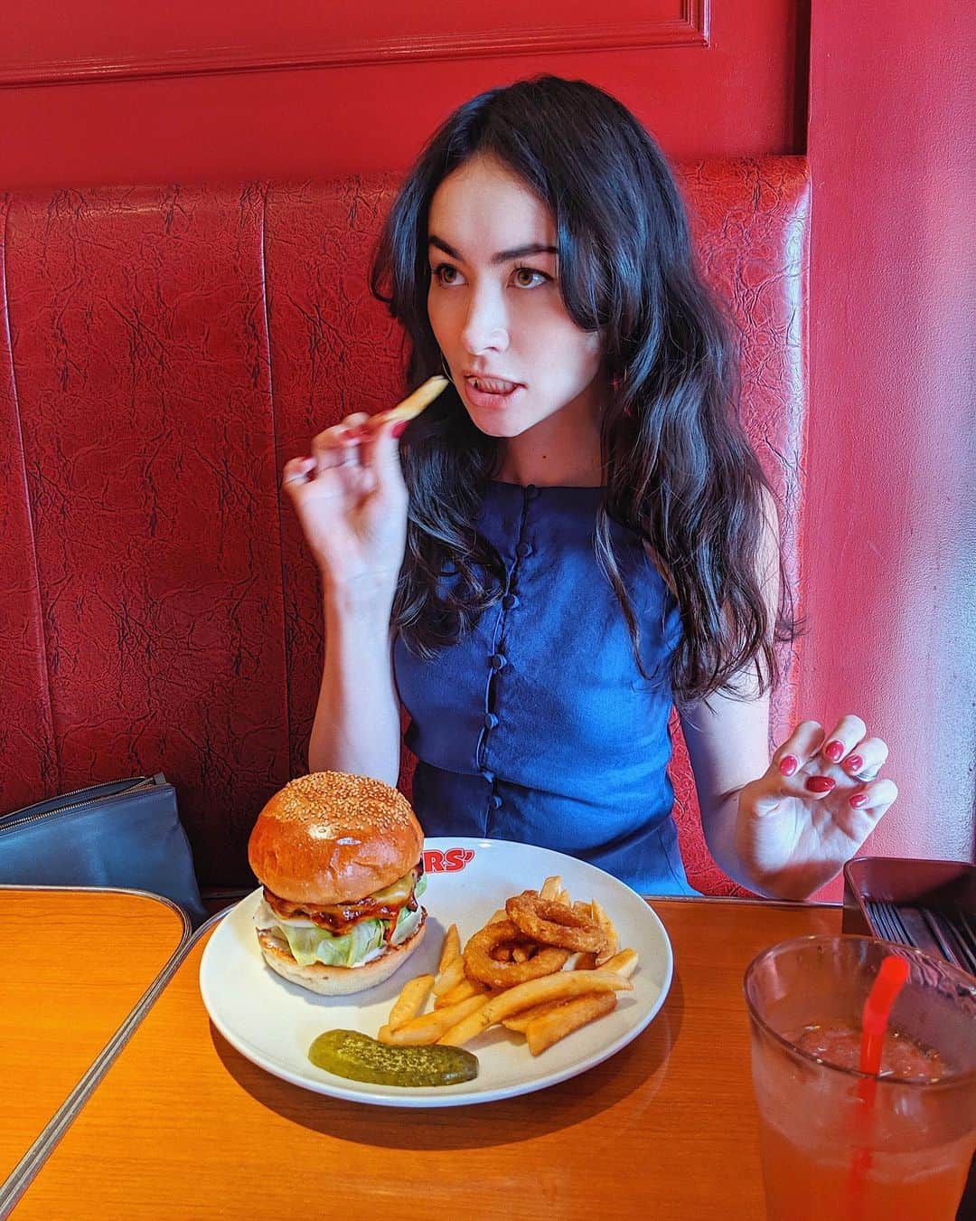 シャウラさんのインスタグラム写真 - (シャウラInstagram)「Caption please この写真に一言どうぞ #burger #foodie #burgerlover」5月27日 13時04分 - shaula_vogue