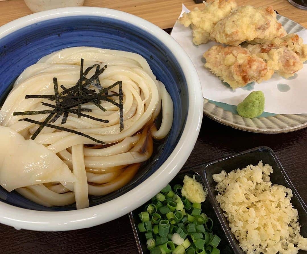 やふさんのインスタグラム写真 - (やふInstagram)「昨日の #うどん 。季節の天ぷらはとうもろこしのかき揚げ。塩でめっちゃ美味い . #讃岐うどん #とり天ラヴァー #ぶっかけうどん」5月27日 13時10分 - kyafy