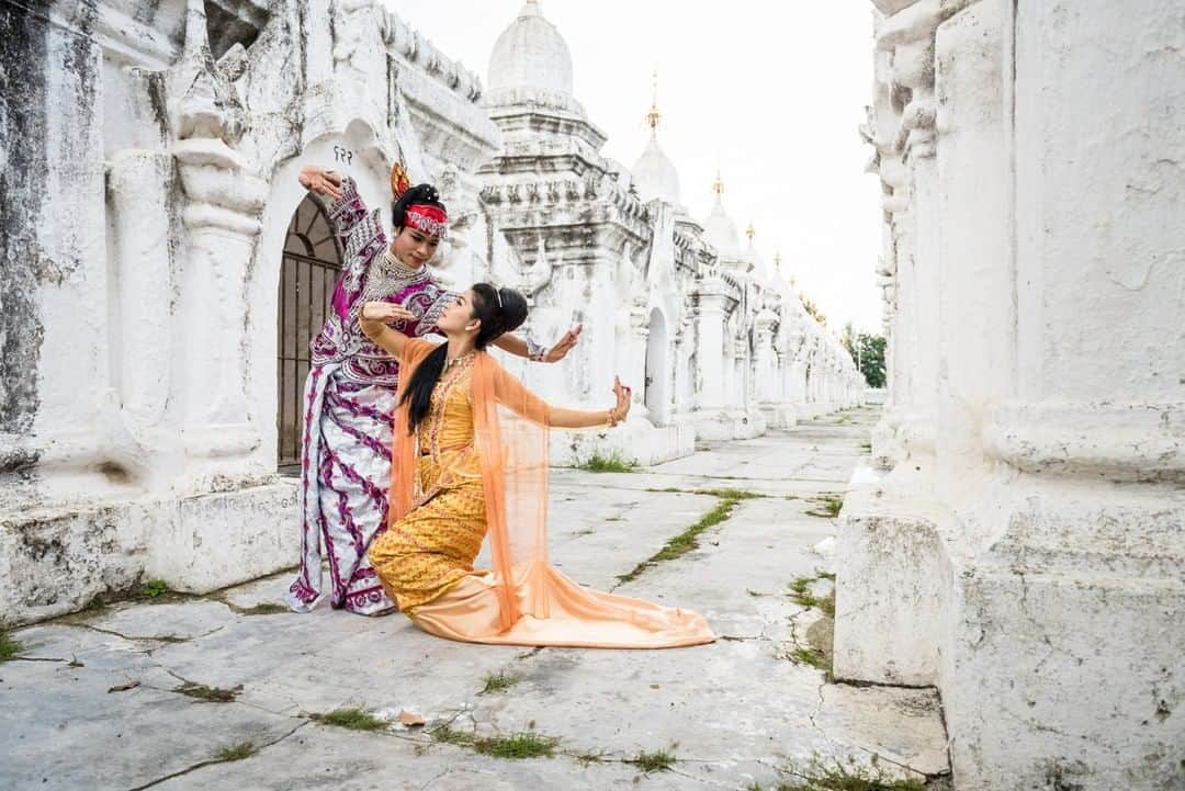 National Geographic Travelさんのインスタグラム写真 - (National Geographic TravelInstagram)「Photo by @michaelclarkphoto | Burmese dancers performing at the Kuthodaw Pagoda, which houses the world's largest book of Buddhist scriptures on 729 marble slabs, in Mandalay, Myanmar. #myanmar #kuthodawpagoda」5月27日 13時18分 - natgeotravel