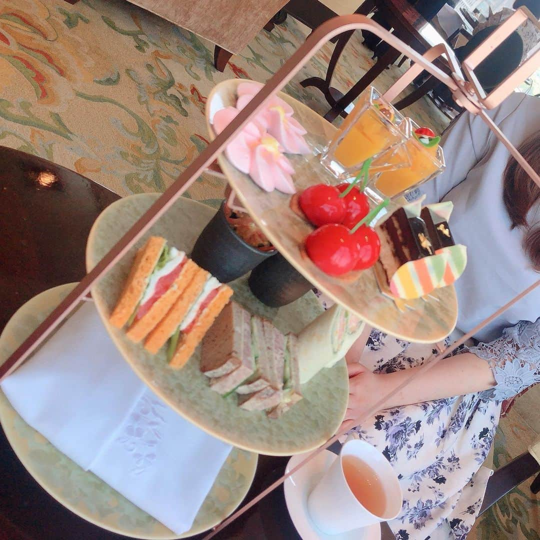 erinaさんのインスタグラム写真 - (erinaInstagram)「. . 先週行った#afternoontea ❤︎ 2枚目は妹載せたら怒られるから雰囲気だけ、よく似てるって言われる😈笑 . アフターヌーンティーから始まり 週末はよく食べてよく寝たので摂生しなきゃ😈 . #アフターヌーンティー #shangrilahotel #tokyo #sweets #cafe」5月27日 13時24分 - erina_umajo