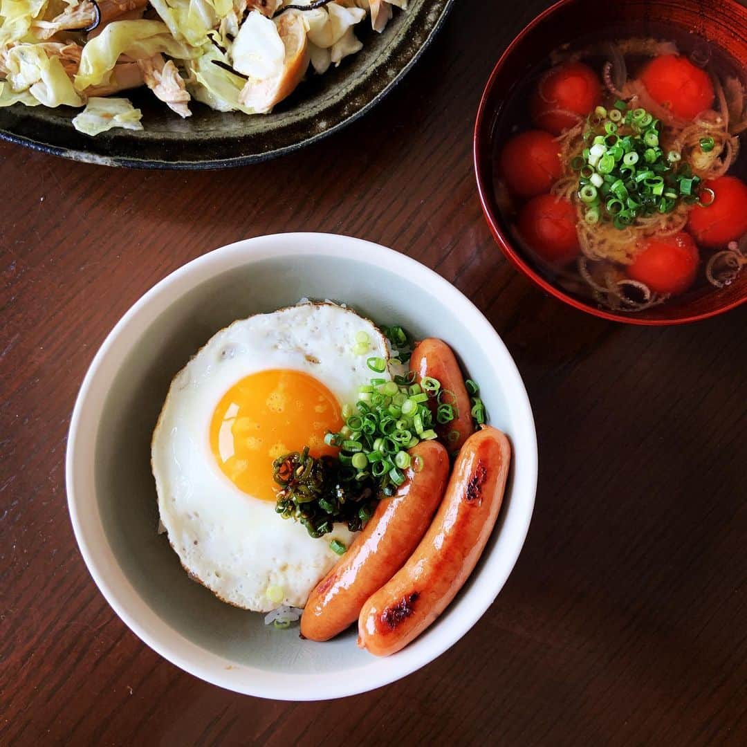 志摩有子さんのインスタグラム写真 - (志摩有子Instagram)「今日も暑っい。いつもの目玉焼き丼に昨日作った青唐辛子醤油を。ミニトマトと玉ねぎのお味噌汁には刻んだ茗荷を。 #目玉焼き丼」5月27日 13時24分 - ariko418