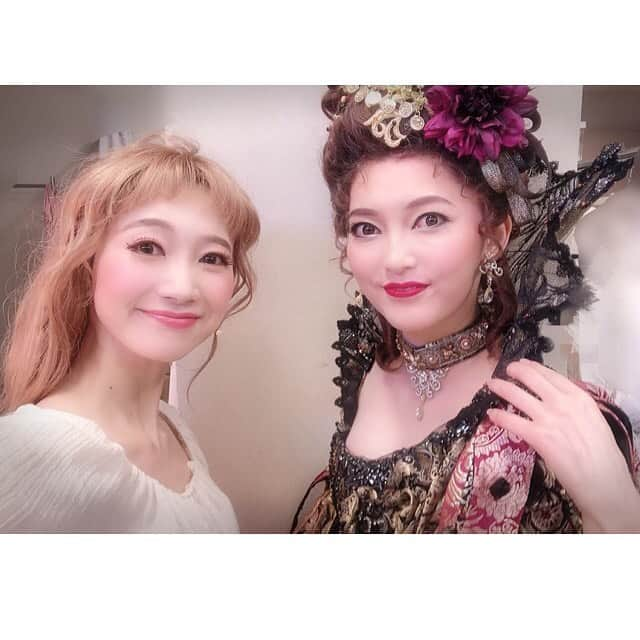 夢咲ねね（赤根那奈）さんのインスタグラム写真 - (夢咲ねね（赤根那奈）Instagram)「· ジョシアナ様と同じ楽屋を使わせていただいた土地がありまして、 公演中はまったくお会いしないのですが、奇跡的に撮れたんです♡ お隣に立って、お衣裳の違いに😱となりました(笑) でも、私はシンプルなデアのお衣裳、気に入っています🥰 · #笑う男 #ミュージカル #ジョシアナ公爵 #朝夏まなとさん #デア #衣裳 #対比 #奇跡shot #想いで」5月27日 13時26分 - yumesaki__nene