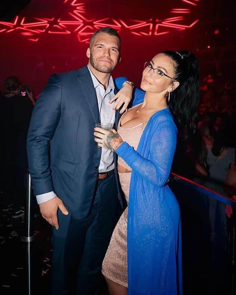 E! Onlineさんのインスタグラム写真 - (E! OnlineInstagram)「#JerseyShore's JWoww and her new boyfriend are making their relationship even more official...Link in bio for how they've gotten to the "love of my life" status already. (📷: Wolf Productions)」5月27日 4時40分 - enews
