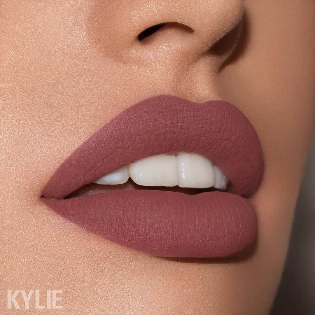 Kylie Cosmeticsさんのインスタグラム写真 - (Kylie CosmeticsInstagram)「TWENTY lip kit 💋 up to 40% off site wide happening now ✨ KylieCosmetics.com」5月27日 4時53分 - kyliecosmetics