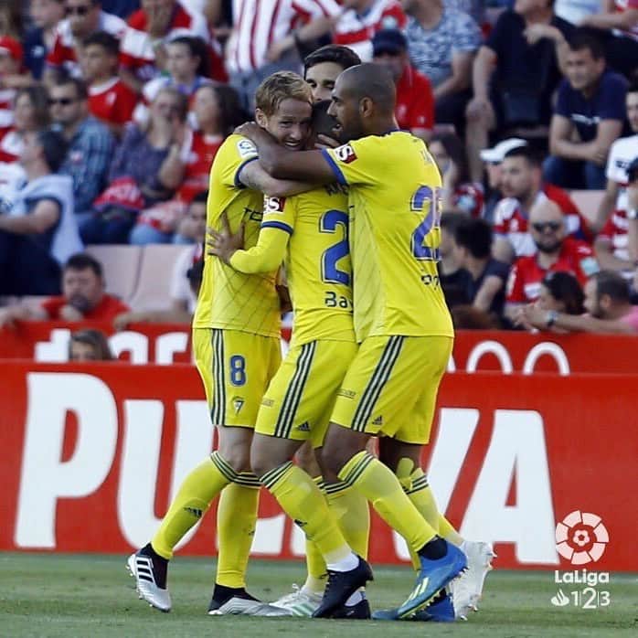 アレハンドロ・フェルナンデス・イグレシアスのインスタグラム：「Nunca dejes de creer... y menos en este EQUIPO!! 💛💙 La semana que viene todos juntos en Cádiz... en casa!! 🤘🏻」