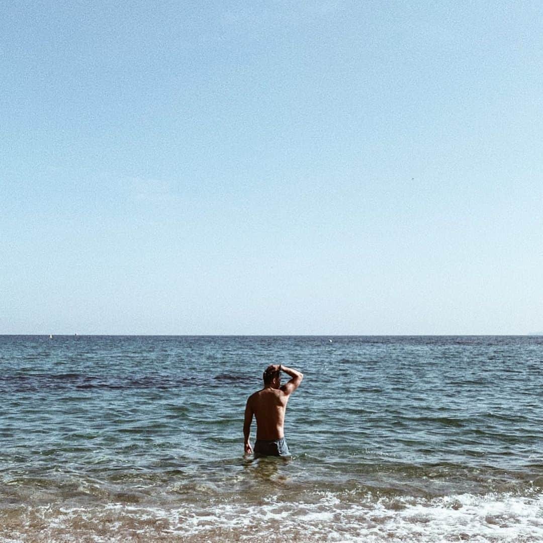 三浦大地さんのインスタグラム写真 - (三浦大地Instagram)「まだ冷たい海も思い切って入ってしまえば気持ち良い。  太陽がタオル代わり。  #cotedazur #france #lacroixvalmer #plage」5月27日 4時59分 - daichi_1127