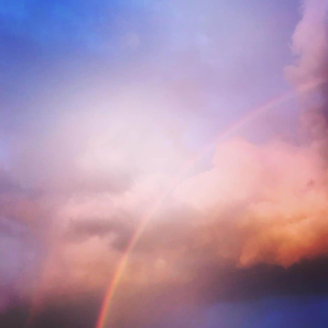 メラニー・サイクスさんのインスタグラム写真 - (メラニー・サイクスInstagram)「The sky is pretty spectacular this evening 😍#skygazer #clouds #rainbow #londonsky 💙」5月27日 5時00分 - msmelaniesykes