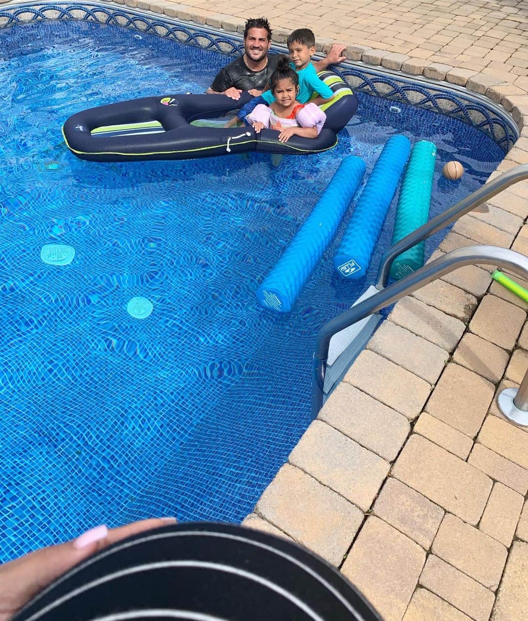 ニコール・ ポリッツィのインスタグラム：「🧔🏽👦🏽👧🏽🤰🏽」