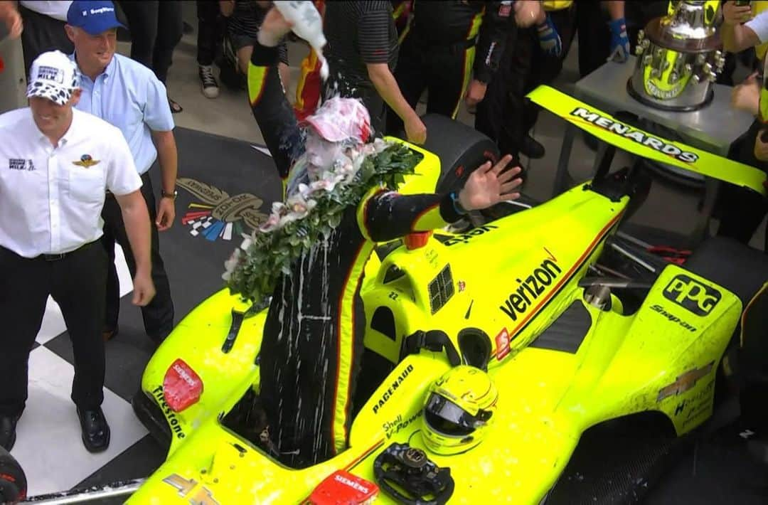 フェルナンド・アロンソさんのインスタグラム写真 - (フェルナンド・アロンソInstagram)「Beautiful race! Great last 10 laps of close and clean racing!! Congrats @simonpagenaud 👏🏻👏🏻👏🏻! Well deserve!! #indy500 @teamchevy @team_penske」5月27日 5時24分 - fernandoalo_oficial