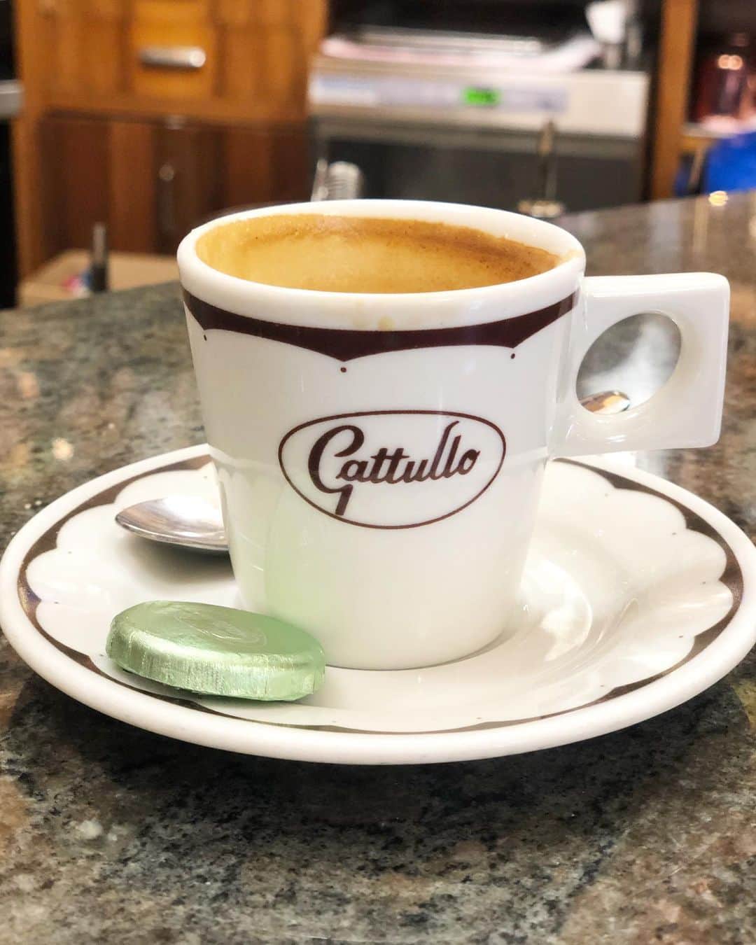 スコット・シューマンのインスタグラム：「I gotta figure out how to make this fantastic espresso cup part of my collection! @pasticceriagattullo Milan (Of course)」
