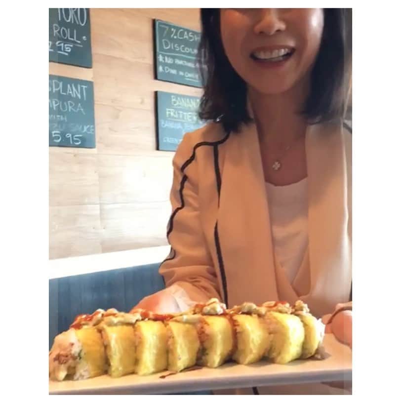 のインスタグラム：「@californiarollfactory 💛 天ぷらやアボカド変わり種の寿司ロール発祥のお店✨ カリフォルニアファクトリーに行ってきたよ！ 私はクリームチーズの入ったフィラデルフィアロールが好き✨ 子供達おかわりしまくりの天ぷら😝 カジュアルな雰囲気で子供連れも入りやすかったよー！ LAに来た際は是非食べてみてね 写真はこちらでとてもお世話になってる高野さん💓」
