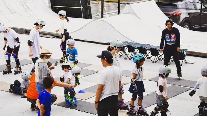 安床エイトさんのインスタグラム写真 - (安床エイトInstagram)「I’m skating everyday with my students in ASC SCHOOL @ascschool Always so fun!! . 神戸でインラインスケートならASCスクールまでお問合せ下さい♪ . www.ASCschool.com 070-3982-0267 . . . #ASCスクール #インラインスケート #神戸で子育て #体育 #運動教室 #スケート #スクール #習い事 #芦屋 #西宮 #芦屋 #兵庫 #安床エイト #inlineskate #rollerblading #ASCschool #EitoYasutoko #team #alwaysfun #play #skate #lesson」5月27日 5時53分 - eitoyasutoko