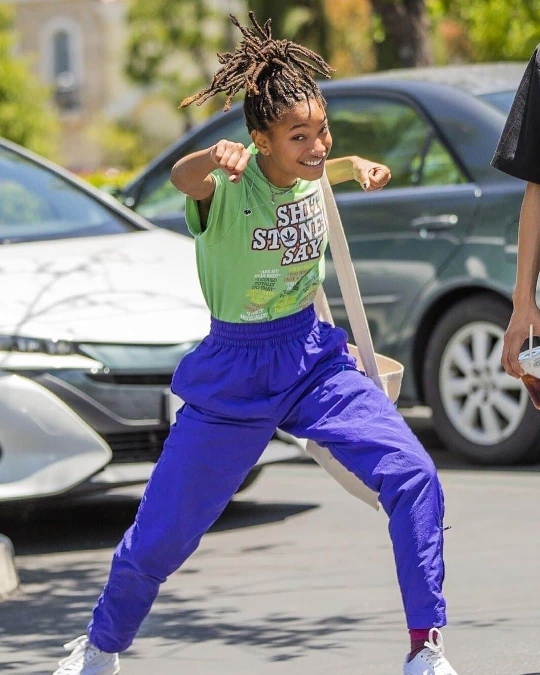 Just Jaredさんのインスタグラム写真 - (Just JaredInstagram)「@willowsmith wears a “Sh-t Stoners Say” shirt as she goofs off for the cameras while out with pal @existentialcrisisboy. See more pics on JustJared.com! #WillowSmith #TylerCole Photos: BackGrid」5月27日 6時04分 - justjared