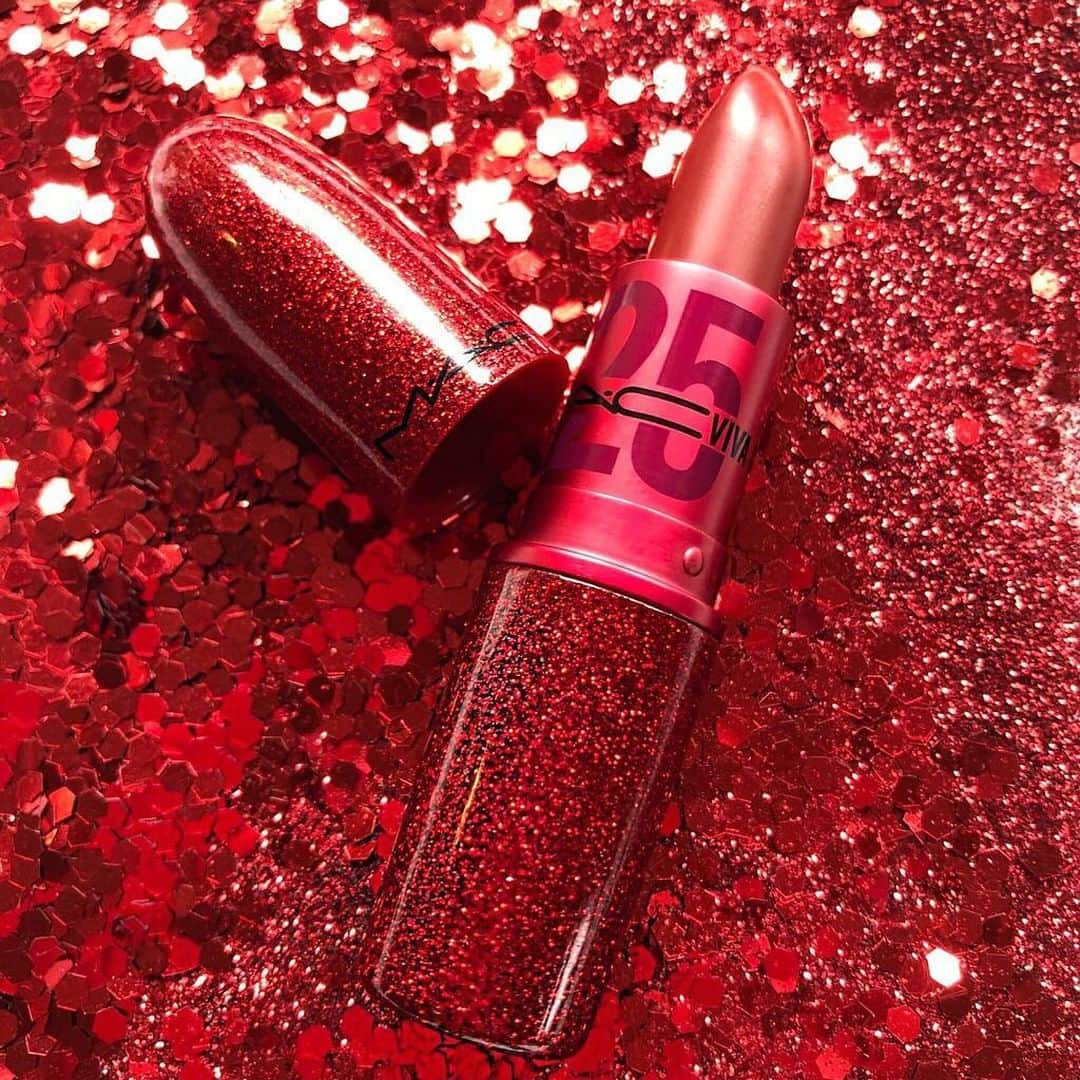 M·A·C Cosmetics Canadaさんのインスタグラム写真 - (M·A·C Cosmetics CanadaInstagram)「VIVA GLAM was created in Canada in 1994. Today we've raised $500,000,000 globally through the sale of #VIVAGLAM Lipstick and Lipglass, supporting local organizations worldwide. Since the beginning, every cent of your purchase of VIVA GLAM (minus VAT) is donated to organizations that support the health and rights of people of All Ages, All Races and All Genders. #MACCanadianOriginal 🇨🇦 Repost @victorcembellin」5月27日 6時00分 - maccosmeticscanada