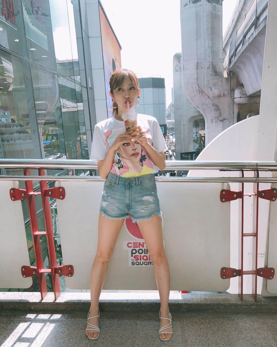 菊地亜美さんのインスタグラム写真 - (菊地亜美Instagram)「・ おはようございます🌞 今日は朝から名古屋でロケです🥰 早起きの時はいつも一睡もせずに仕事に行くのを本当に直したい😭不規則な自分が悪いのだけど😰 ・ タイでのファッションは上下とも#zara コーデでした🔥🇹🇭 皆さんも月曜日ファイト〜👱🏻‍♀️🧡💛」5月27日 6時03分 - amikikuchi0905