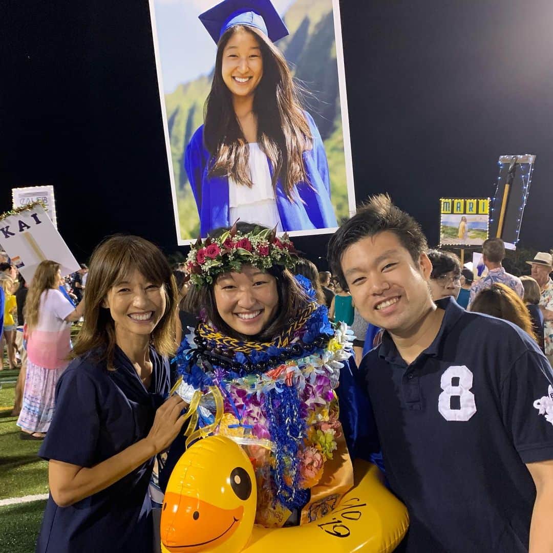 花田美恵子さんのインスタグラム写真 - (花田美恵子Instagram)「卒業おめでとう！ 日本の卒業式と違って、涙いっさいナシの明るい卒業式でした㊗️ あっという間の楽しい思い出いっぱいの18年間✨これからも、笑顔溢れる毎日を...😊」5月27日 6時08分 - hawaiimieko