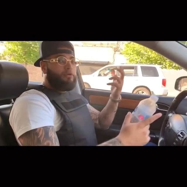 ファンクマスター・フレックスのインスタグラム：「Not sure who this is! Freestyle hard! UPDATED: via: @ikon_ninety (IF U KNOW SOMEONE WITH BARS/AND LOOKING FOR AN OPPORTUNITY @ THEM NOW! SUBMIT MUSIC TO LINK IN BIO! GET A CHANCE TO MAKE A SONG WITH @richthekid x @jaycritch x @afrob__ !!!!!! #FunkFlexFacebookMessenger」