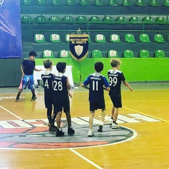 のインスタグラム：「La pasión de mi luis alfonso basquetbol 🏀 🤷🏽‍♂️ a seguir apoyandolo !!!! Esta foto va a valer  en algunos añitos @mariomendozajr」