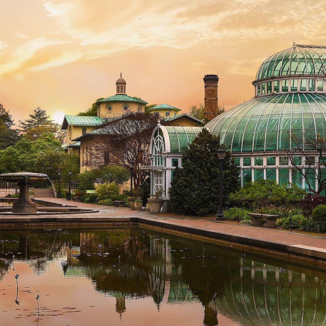 Bloomingdale'sさんのインスタグラム写真 - (Bloomingdale'sInstagram)「BK for the day 🙌 Have you been to the Brooklyn Botanic Garden yet? 🌿 . . . . . . . #BrooklynBotanicGarden #Brooklyn #NYCParks #NYCVibes #NYCViews #Bloomingdales」5月27日 6時31分 - bloomingdales