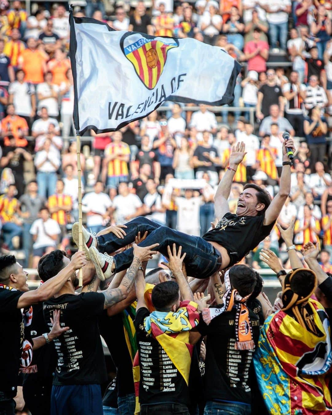 LFPさんのインスタグラム写真 - (LFPInstagram)「A taste of glory for @valenciacf! 🙌🏻 • #Valencia #LaLiga #Title #Football」5月27日 6時31分 - laliga