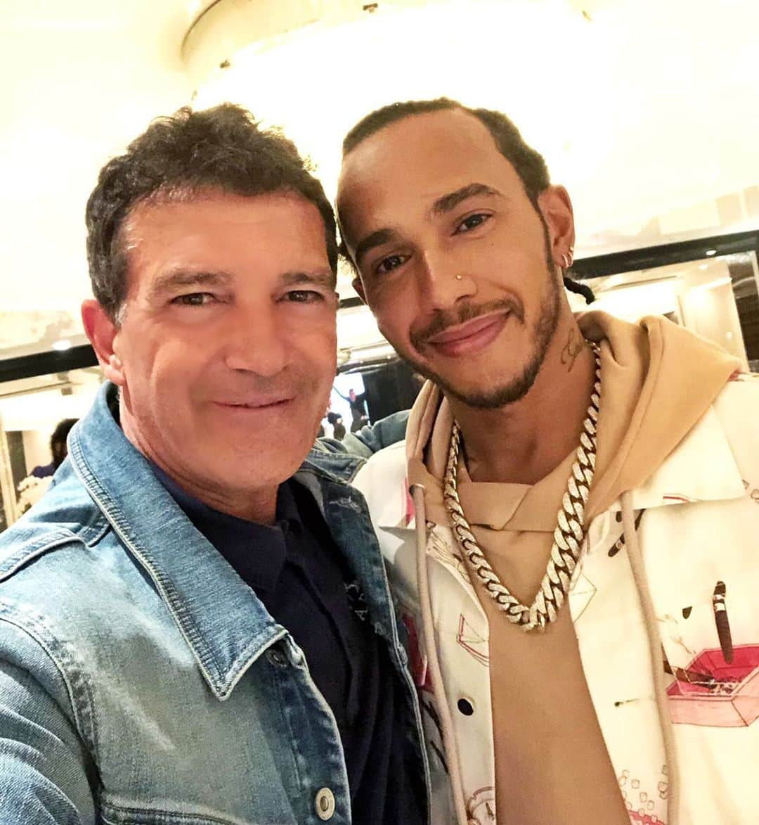 アントニオ・バンデラスさんのインスタグラム写真 - (アントニオ・バンデラスInstagram)「Mr. Hamilton and I wish you good night from #Monaco! El sr. @lewishamilton y un servidor os deseamos buenas noches desde #Mónaco. _____ #monacogp #lewishamilton #f1」5月27日 6時32分 - antoniobanderas