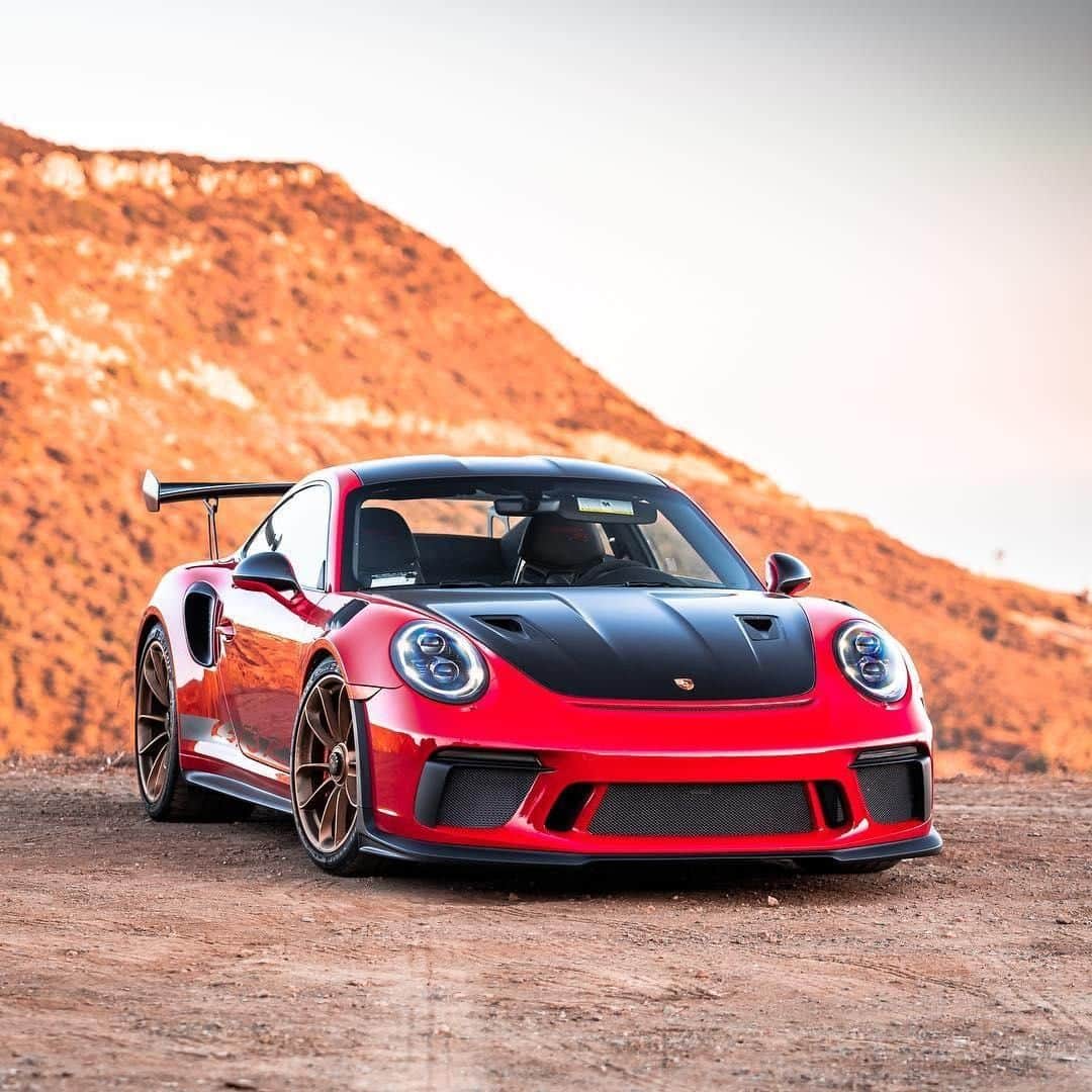 Porscheさんのインスタグラム写真 - (PorscheInstagram)「You can bet on red or black. Or indulge in the thrill of a 911 GT3 RS. #PorscheMoment #Porsche #Porsche911 #GT3RS #991 #TimelessMachine (📷: @_faustography_) __ Combined fuel consumption in accordance with EU 6: 911 GT3 RS: 12,8 l/100 km; CO2 emissions: 291 g/km」5月27日 6時47分 - porsche