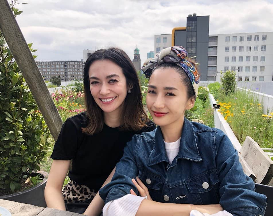 桐山マキさんのインスタグラム写真 - (桐山マキInstagram)「. . I met best friend in Holland🇳🇱♡ . . ステキなオーガニックカフェへ 連れて行ってもらいました in オランダ🍽 . . 会えた会えた♡♡♡ 関西女子があうと まぁ良く喋る！ あぁ楽しい時間だわ 口が筋肉痛になりそうです！ AVI 氏はたまに話す事を休憩するらしい🥂 . . オランダは 夜の21時半位まで外が明るいよ🌞 #🇳🇱 #holland  #bestfriend  #love #organic  #organiccafe #westside #happy #関西の女達 #オランダで関西弁炸裂 #おばちゃん #美しい #モデル #AVI #楽しい時間 #わろたわろた #たまに #話す事を休憩するらしい #そういうところ好き #💓」5月27日 6時53分 - maki_kiriyama