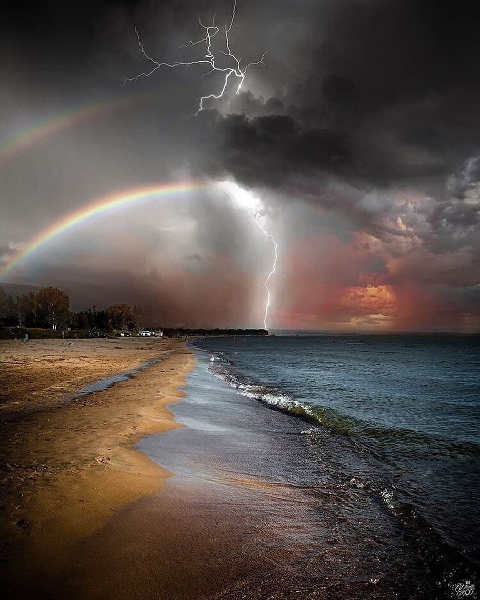 Canon Photographyさんのインスタグラム写真 - (Canon PhotographyInstagram)「An amazingly created piece of digital art! What’s the worst storm you guys have been in?  Photography | @phantamos  #canon_photos #digitalart #thunderstorms #lightning #storm #rainbow」5月27日 6時54分 - cpcollectives
