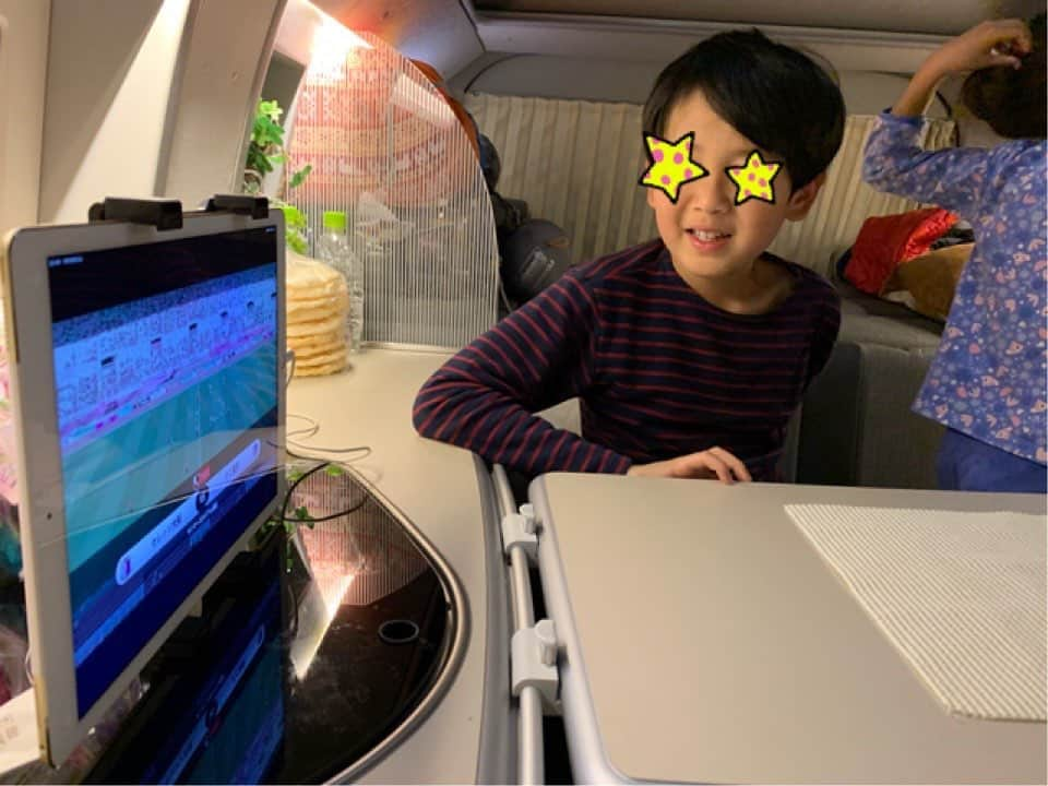 金子貴俊さんのインスタグラム写真 - (金子貴俊Instagram)「バンコン旅のお楽しみは 寝る前に車内で団欒タイム！ この日はFC東京戦を観戦！ まさかのFC東京の今シーズン初黒星に涙する息子😭可愛すぎる^_^ 星を見て息子を慰める。 「そんな時もあるさー。」なんて慰めながら、眠りにつくのでありました。  #カネコcamp#バンコン#キャンピングカー#アウトドア#車中泊 #campingcar #campinglife#outdoor#vanlife #outdoorlife#nature#campervan」5月27日 7時05分 - takatoshi_kaneko