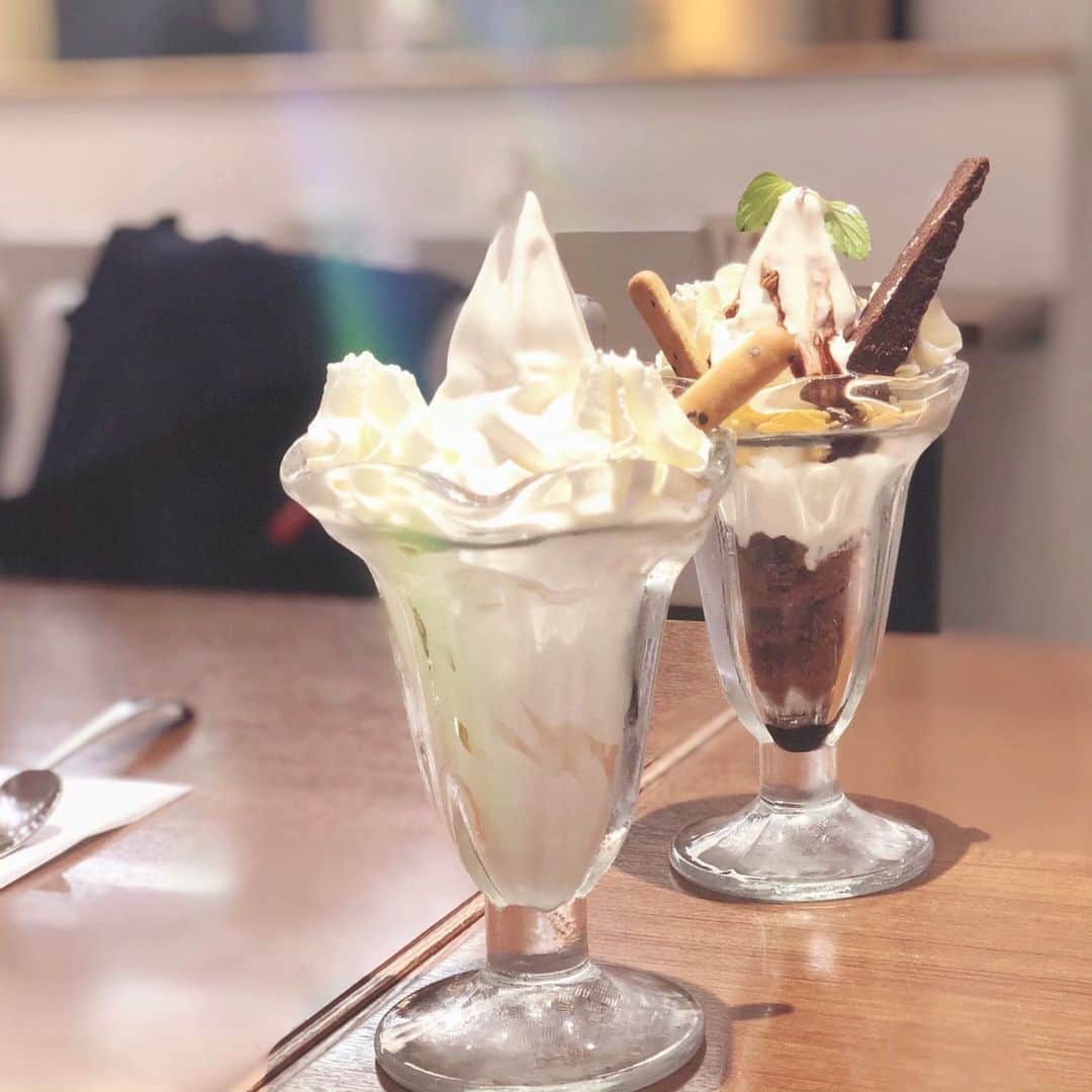 斉藤マリナ(さいまり) のインスタグラム：「ソフトクリームと生クリームしか入ってないのにおいしいってどういうことなの🍦 . 休日はすごい行列だったけど、平日はお茶どきでもすんなり入れた👀 カウンター席もあって、1人でパフェを食べに来てるお姉さんが結構いたので、こういう気軽においしいやつ東京にもください🍨 . #icecream#softcream#sweets#japantrip#hokkaido#sappro#tabijyo#foodporn#foodporn . #北海道旅行#札幌観光#よつ葉ホワイトコージ#白いパフェ#タビジョ#カフェ巡り#札幌カフェ巡り#パフェ」