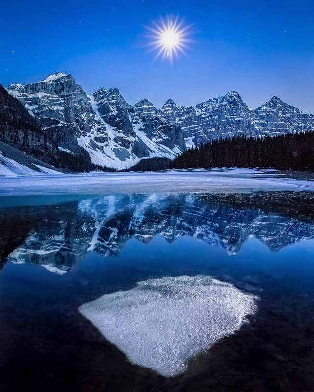 National Geographic Travelさんのインスタグラム写真 - (National Geographic TravelInstagram)「Photo by @kahliaprilphoto | Full moon over the famous Ten Peaks and Moraine Lake in Banff National Park. It's not very often you get this popular place to yourself these days, unless you're willing to wander along the shore at 2am.」5月27日 7時04分 - natgeotravel