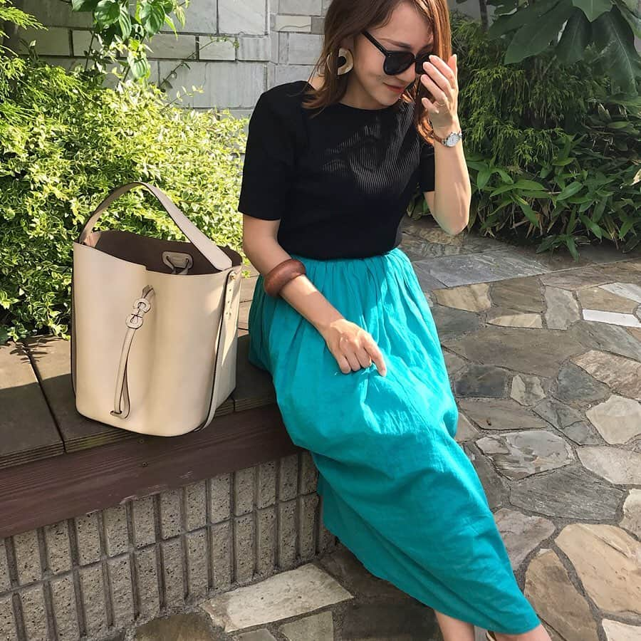 maricoさんのインスタグラム写真 - (maricoInstagram)「白い巨塔面白かった💓 沢尻エリカやっぱキレイ✨  #outfit tops… #reedit skirt… #urs_official  bag… #furla  派手カラーのスカートも夏は大丈夫🙆‍♀️なにが😂  このトップス背中ぱっかりなんです😎（2枚目） 背中が大きく開いてるだけでオシャレ度UP♡ ____________ #コットンボイルボリュームスカート  #ユアーズ#リエディ#リエディスタ#カラースカート #今日の服#今日のコーデ#urs_styling #fashion#locari#mineby3mootd」5月27日 7時13分 - marico__0088