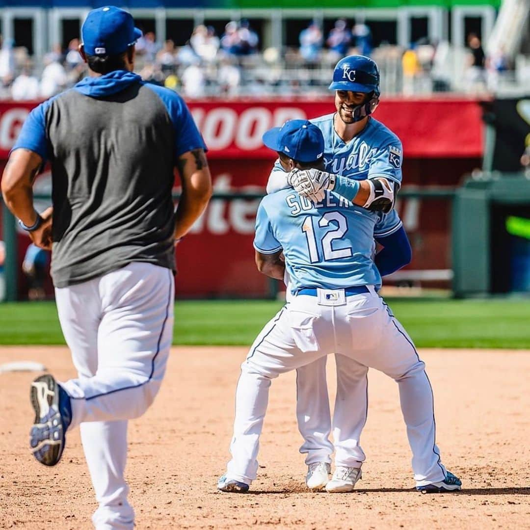 サルバドール・ペレスさんのインスタグラム写真 - (サルバドール・ペレスInstagram)「Great win today guys #royals #2019season buen juego y buena victoria equipo #elniñoteam🇻🇪」5月27日 7時11分 - salvadorp13