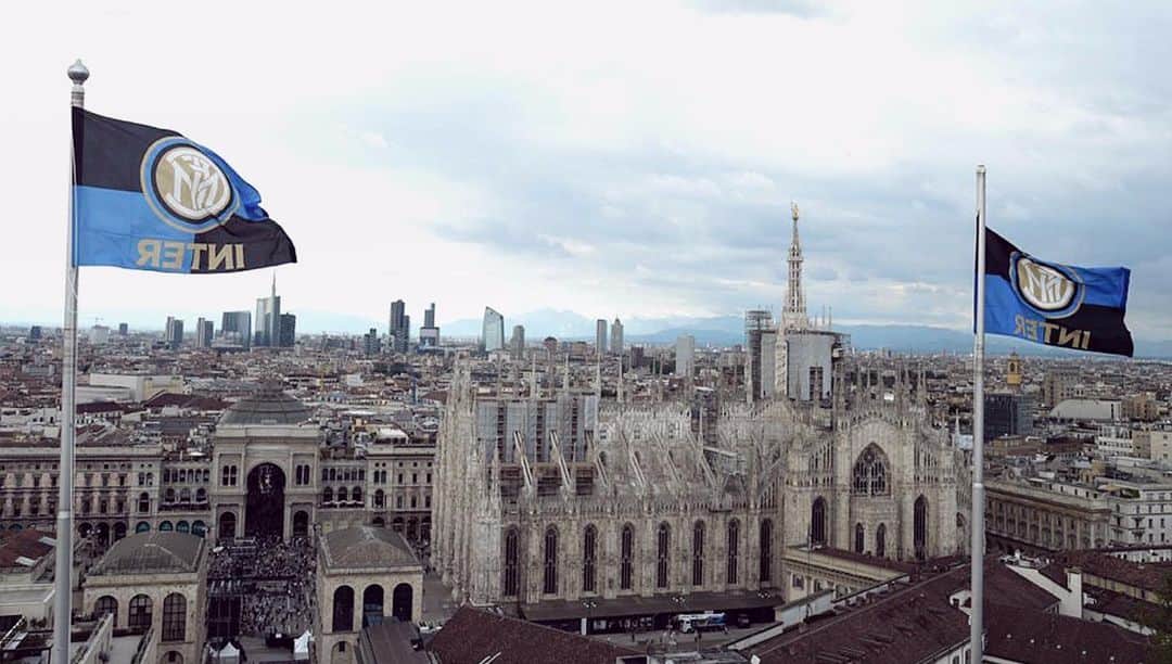 インテルナツィオナーレ・ミラノさんのインスタグラム写真 - (インテルナツィオナーレ・ミラノInstagram)「GOOD NIGHT, #INTERFANS! 🌙🖤💙 On certain days, the sky over Milan is magnificent. #Inter #ForzaInter #NotForEveryone #Skyline #Milano #Italy #City #Football」5月27日 7時11分 - inter