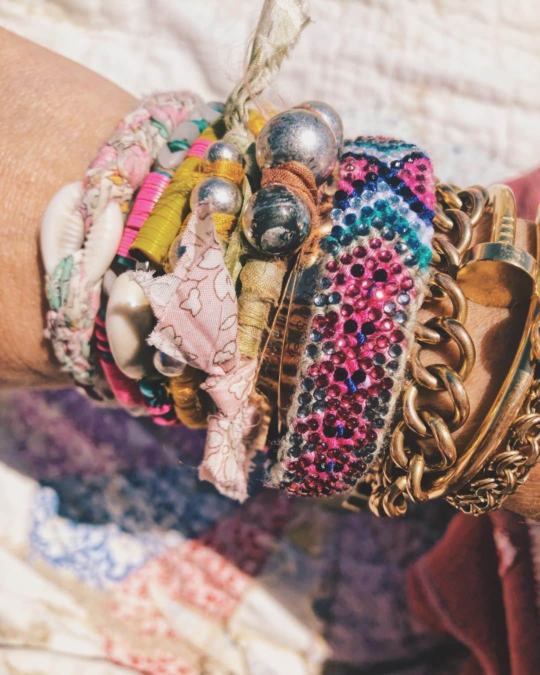 ダニジョーのインスタグラム：「Happy wrist 🌈 Tap to shop @jodiesnydermorel’s summer #armparty ☀️🌸」