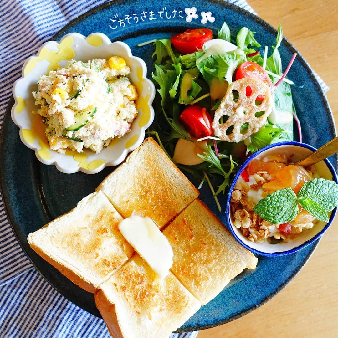 なっつ。さんのインスタグラム写真 - (なっつ。Instagram)「2019.5.27.monday PUNICAFE LUNCH. ❁ある日のおうちごはん♬ ・乃が美食パン ハニーバタートースト ・おからサラダ ・サラダ ・ヨーグルト ❁ お義母さんが#乃が美 の#食パン くれた♡ 嬉しいー😋 ハニーバタートーストにして 岩塩ぱらぱらして食べるのが１番好き♡ しっとりふんわり濃厚♡ . 最近はまって作ってるおからサラダ。 味付けは#コストコ で買ってる やまやのめんたいマヨ♬ いっぱい入ってるし美味しいしで なくなったらリピして買ってるやーつ。 おからサラダは意外と美味しい(笑)  ごちそうさまでした。 . . いつもだったら５月は冷房なしでいけたのになー😢💧 今年の夏も酷暑なのかなー😭💦 お手柔らかにって思う🙄💦 さーて今週も頑張るぞ🎵 ・ ・ ・ #costco#なっつのコストコ購入品#なっつごはん🍚#なっつの絵日記#コストコ購入品」5月27日 7時19分 - punipopo