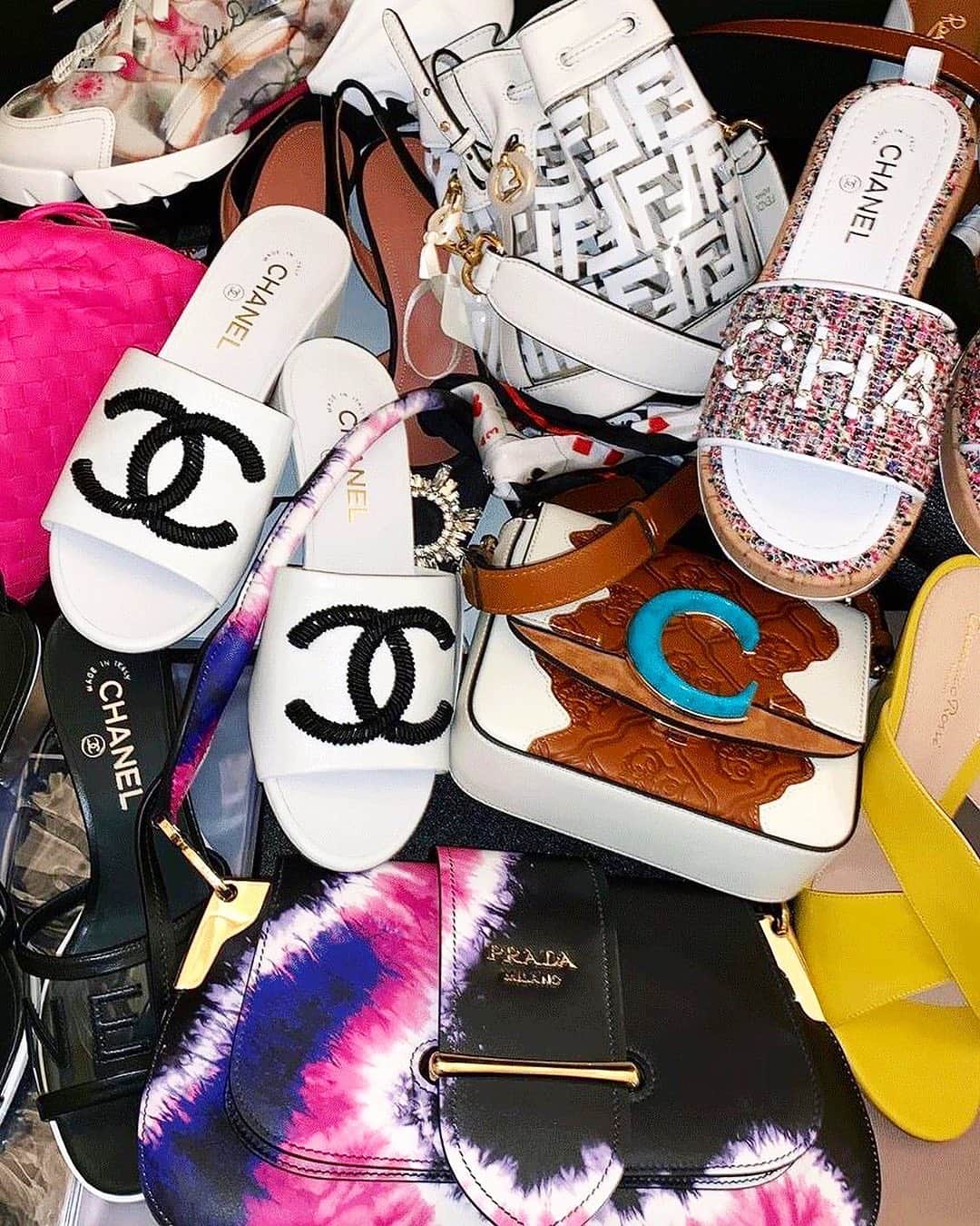 WHO WHAT WEARさんのインスタグラム写真 - (WHO WHAT WEARInstagram)「You have to choose one thing from this pile—what's it going to be? 👡👛 photo: @jessicaminkoff」5月27日 7時31分 - whowhatwear