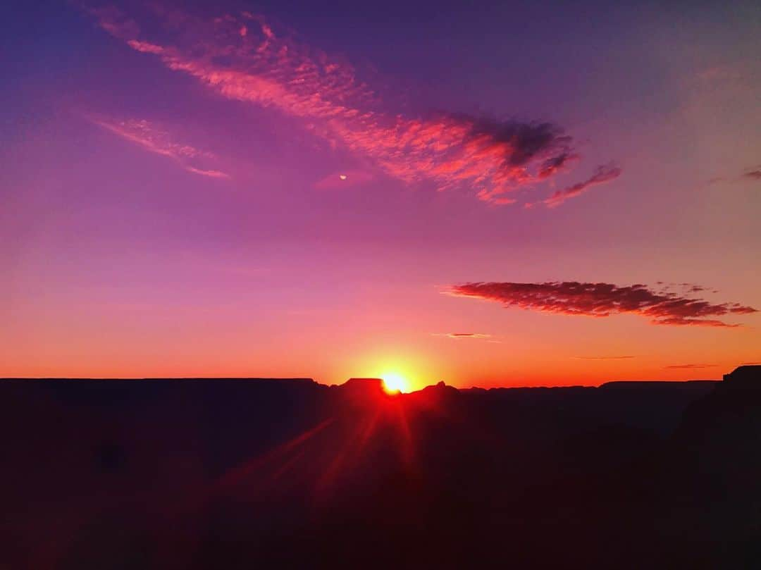 湯田友美さんのインスタグラム写真 - (湯田友美Instagram)「🌅 おわりとはじまり 今一番行きたい場所。 ・ さ、走ろ！ ・ #sunrise #deepbreath #needenergy 🌻 #thesunwillcomeouttomorrow」5月27日 7時25分 - yudatomomi