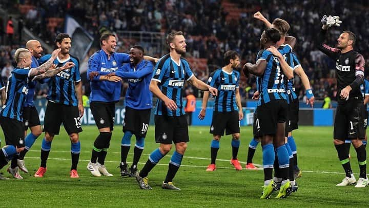 クワドォー・アサモアさんのインスタグラム写真 - (クワドォー・アサモアInstagram)「We had to win this important final match of the season and we did it! Well done guys 💪🏿⚫️🔵 #ForzaInter #InterEmpoli @inter @seriea @championsleague  Dovevamo vincere questa importante partita finale della stagione e ce l'abbiamo fatta! Bravi ragazzi 💪🏿⚫️🔵 #ForzaInter #InterEmpoli @inter @seriea @championsleague」5月27日 7時30分 - asamoahkwadwo