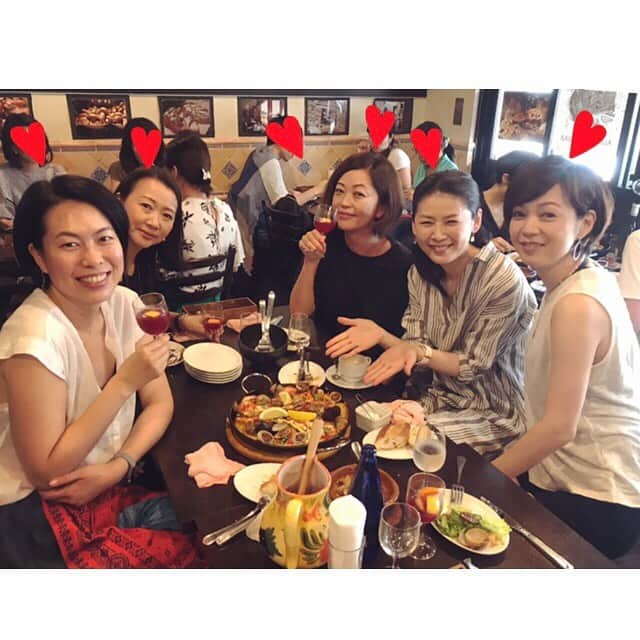 睦のインスタグラム：「なんとなく 恒例になった 幹事 @marikostudio0206 ちゃんの 会合。  今回は、 初のランチ・タイム。  美味しくて たらふく食べました。  笑いました。  もちろん、私の ディズニー年パス 更新か？問題も、 笑ってくれました。  何か運動を始めるか、 ディズニーリゾートを 歩き回るか 迷うところです😅  このパエリア、 めちゃくちゃ 美味しかったです😍  同世代ならではの会話が 心地よく 出会った頃の気持ちに 今の気持ちを 積み重ねていく会。  無理ないペースで。  皆さま、 いつも楽しい時間を ありがとね。  #lunch  #ガールフレンズ  #lunchtime  #friends  #girlfriends  #同世代  #スペイン料理  #スペイン  #作詞家  #spain  #エルペスカドール  #モデル  #models  #artist  #lyricist  #ladys  #model #猛暑  #toohot  #井上睦都実 #睦  #smile  #laugh  #talk  #eat  #girltalk  #昼食  #ランチタイム  #paella  #パエリア」