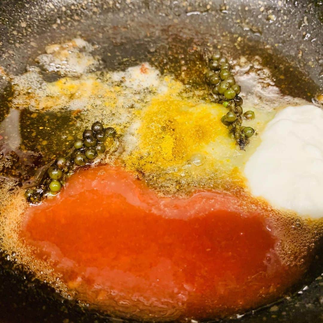 一条もんこさんのインスタグラム写真 - (一条もんこInstagram)「徒然なるままにスパイス料理。  牡蠣のムニエル生胡椒ソース。  フライパンにバターを熱し、小麦粉をまぶした牡蠣をこんがり焼きます。 牡蠣を取り出してそのままのフライパンに生胡椒とトマト、しょうゆ、 コリアンダーパウダーを加えて熱してとろりとしたソースに。  一瞬にして出来るレストランの味。 #スパイス#スパイス料理#自作#ムニエル#簡単#簡単料理#牡蠣#生胡椒#スパイスソース#楽しい時間#一条もんこ」5月27日 7時41分 - monko1215