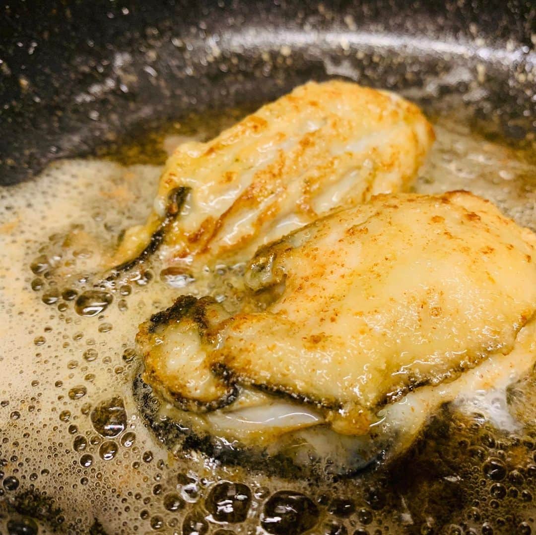 一条もんこさんのインスタグラム写真 - (一条もんこInstagram)「徒然なるままにスパイス料理。  牡蠣のムニエル生胡椒ソース。  フライパンにバターを熱し、小麦粉をまぶした牡蠣をこんがり焼きます。 牡蠣を取り出してそのままのフライパンに生胡椒とトマト、しょうゆ、 コリアンダーパウダーを加えて熱してとろりとしたソースに。  一瞬にして出来るレストランの味。 #スパイス#スパイス料理#自作#ムニエル#簡単#簡単料理#牡蠣#生胡椒#スパイスソース#楽しい時間#一条もんこ」5月27日 7時41分 - monko1215