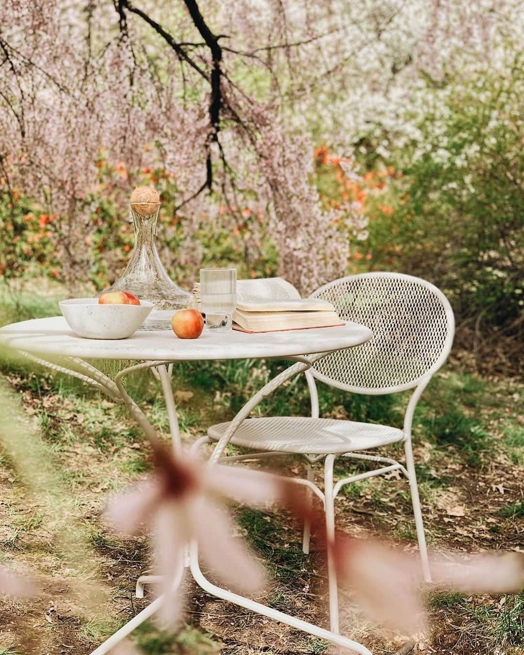 west elmさんのインスタグラム写真 - (west elmInstagram)「If you need us, we'll be here (forever). 👋✌️ Thanks for this dreamscape, @westelmroc! #summerdreaming #outdoorlounge #outdoorfurniture #summerishere #summerforever」5月27日 7時46分 - westelm