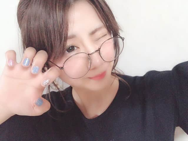 根本羽衣さんのインスタグラム写真 - (根本羽衣Instagram)「メガネ系女子👓  #おはようございます #🌞 #もう女子ではなく #女 #伊達メガネ #毎年夏が怖いです #汗かき子」5月27日 7時47分 - ts_uichan1002