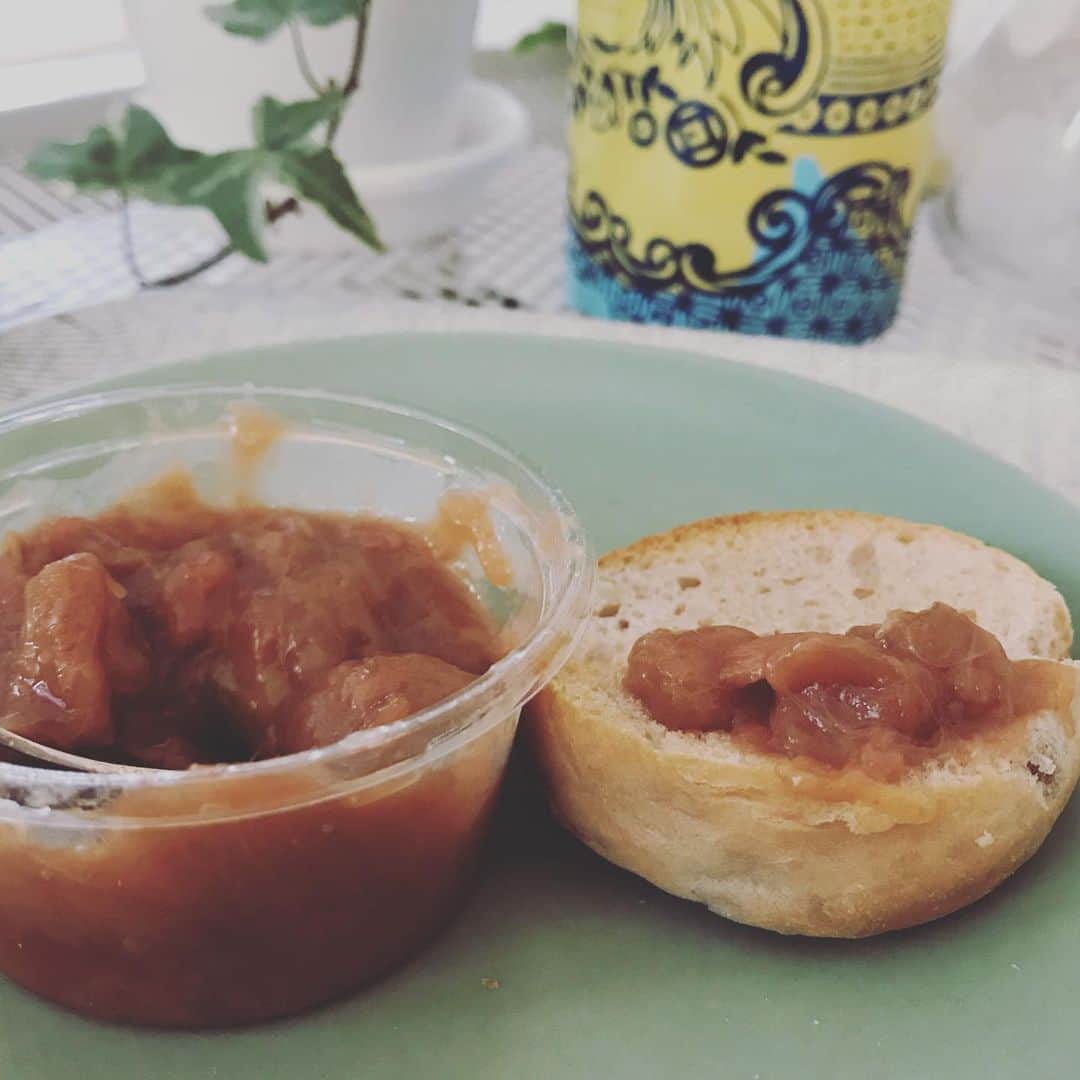 間々田佳子のインスタグラム：「ルバーブのジャム 美味しい✨🌱😆 ルバーブって野菜なんだぁ ありがとう💕  #いただきます  #いただきもの」