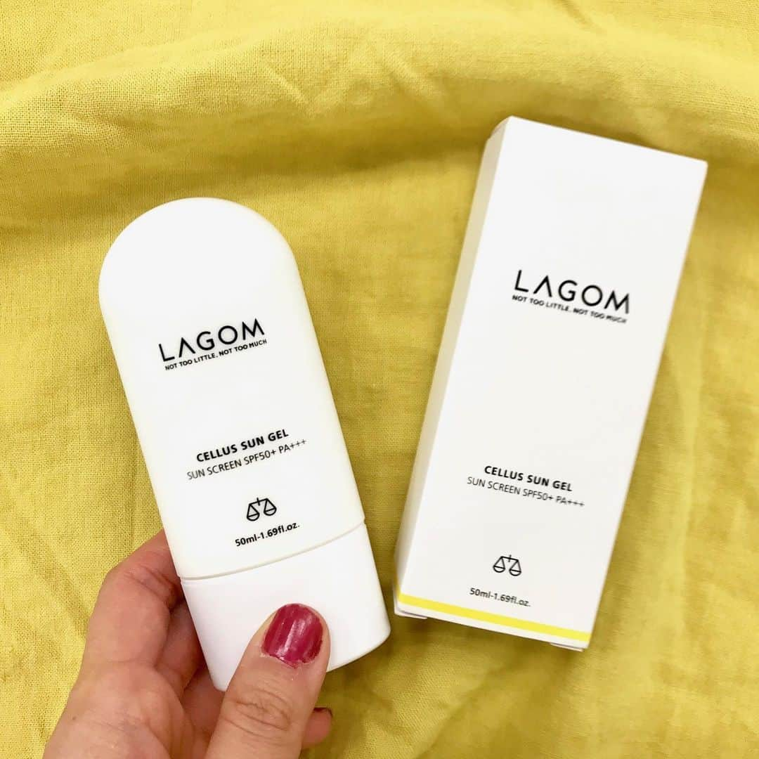 MOREさんのインスタグラム写真 - (MOREInstagram)「韓国コスメ『LAGOM（ラゴム）』の日焼け止め乳液「サンジェル」が、良すぎるから試してほしい件。韓国・ソウル発のウェルネススキンケアブランド『ラゴム』が、ついに5/28(火)、日本初上陸！ 心待ちにしている女子も多いのでは♡？ 中でも注目は、ブランド人気ナンバーワンの日焼け止め乳液「サンジェル」。SPF50+、PA+++と高いUVケア機能を持ちながら、韓国の肌刺激テストで低刺激判定を得ている優れもの。私はメイクするとき、美容液などで肌を整えた後、化粧下地の前に「サンジェル」を塗っているのですが、心なしか化粧ノリもいい......！ そして、崩れにくい......!! この夏、というかこの先ずっとお世話になりたいグッドアイテム:）♡ クレンジングフォームやミスト化粧水など、他の5アイテムも使ってみたくなるほどの良さ◎ みなさんにもこの感動を味わってほしい（笑）!!!（ライター愛ちあん） ラゴム サンジェル 50ml￥3000／アリエルトレーディング #MORE #moremagjp #デイリーモア #のぼり坂OL #コスメ #beauty  #美容 #ビューティー #のぼり坂美容 #LAGOM #ラゴム #スキンケア #日焼け止め」5月27日 8時05分 - moremagjp